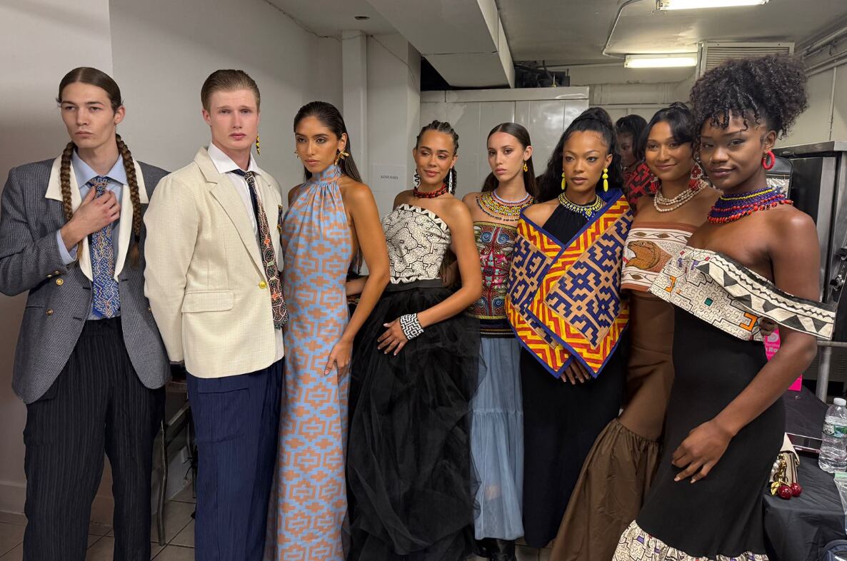 El arte textil kené shipibo-konibo en la moda internacional contemporánea del Nueva York Fashion Week. Descubre más de Kené Kaya, (Entrevista: Isabel Medina / Foto composición: Getty Images/Kené Kaya/ Trome)