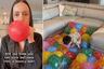 Madre muestra cómo convertir unos globos en una cama inflable