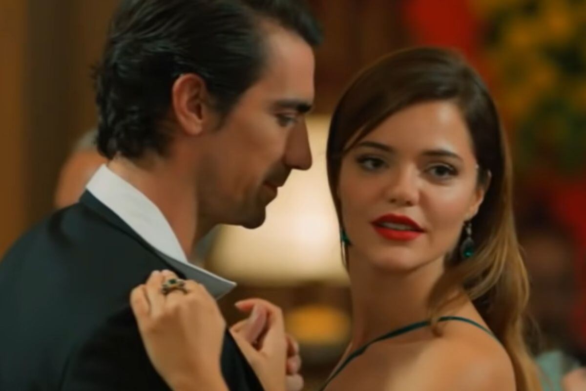 İbrahim Çelikkol como Hakan Gümüşoglu y Hilal Altınbilek como Züleyha Altun en "Tierra amarga" (Foto: Tims & B Productions)