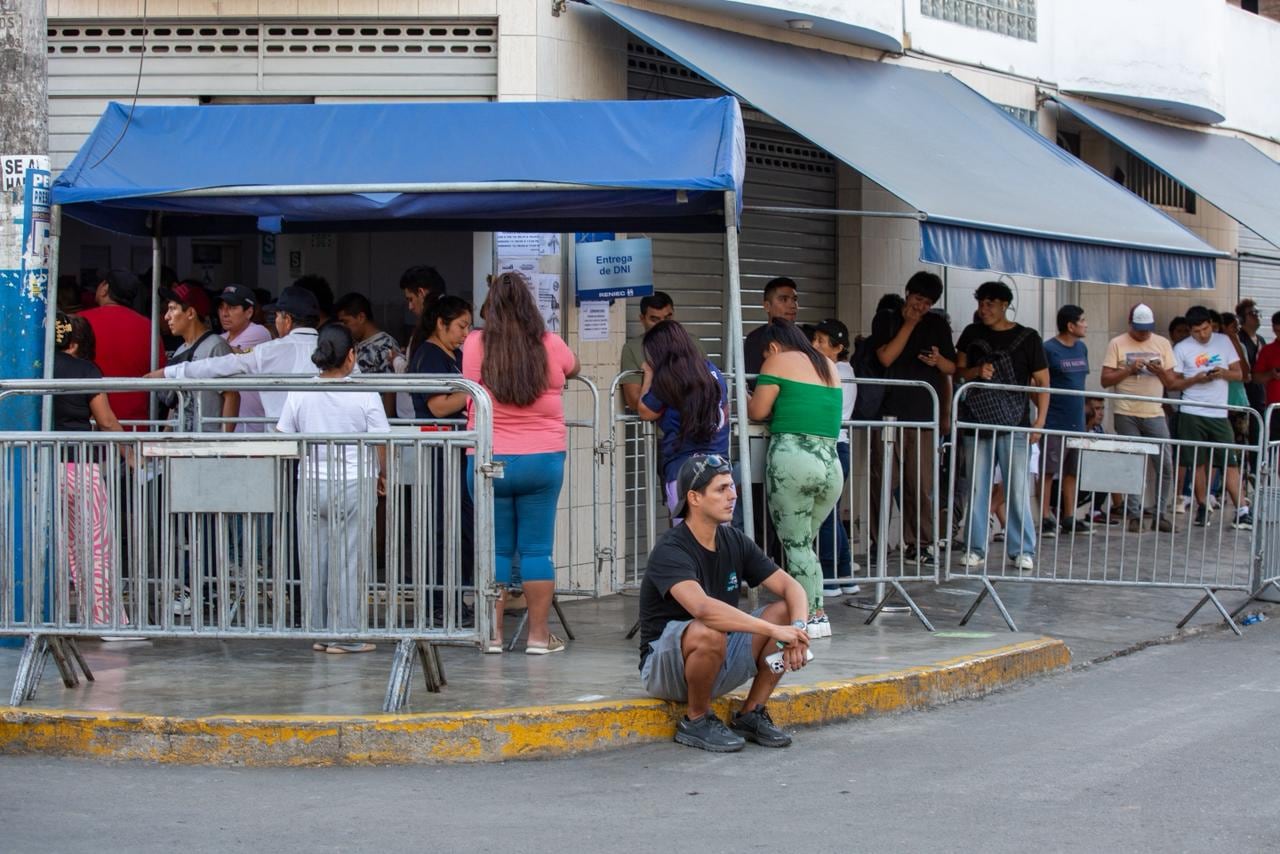 Largas colas en la agencia de Reniec Santa Anita.