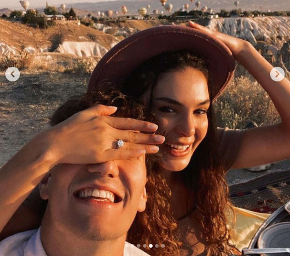 La actriz mostrando su anillo de compromiso tras ar el sí (Foto: Ebru Sahin y Cedi Osman / Instagram)