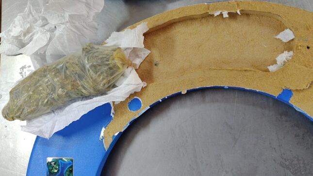 Al inspeccionar el cuadro de madera, personal del Inpe detectó la ilegal mercadería. (Foto: Inpe)