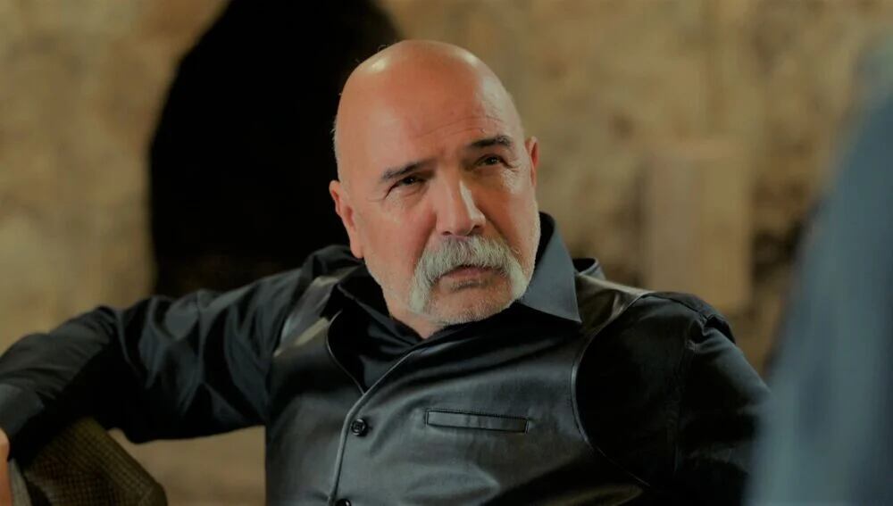 Abdülkadir y Çolak contra Betül en "Tierra amarga" (Foto: Tims & B Productions)