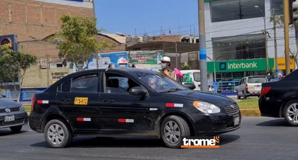 El conductor de un taxi fugó de intervención en Ventanilla, y en su huida casi arrastra a policía. (Arzobispado de Lima / Trome)