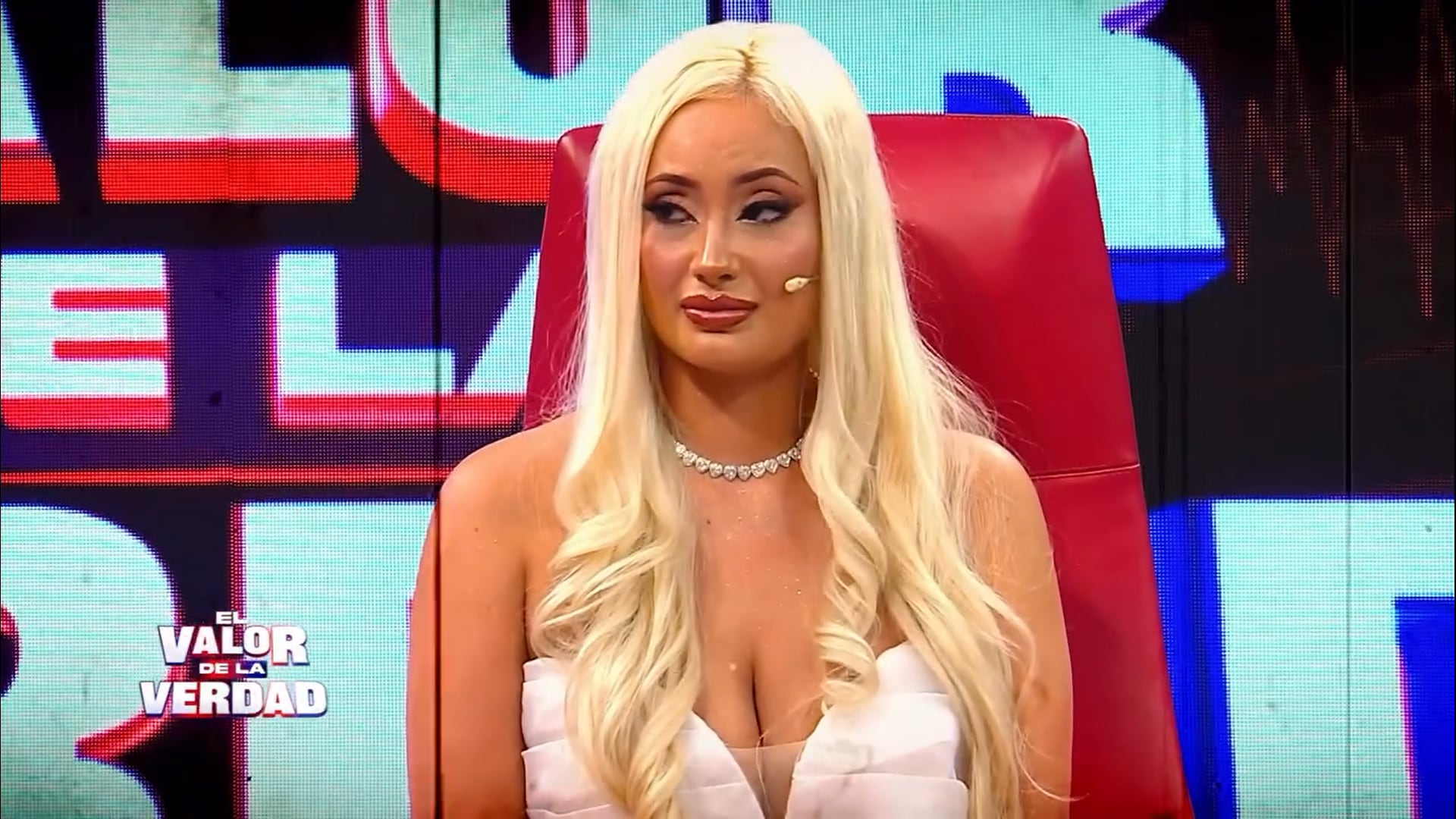 Bailarina se sienta en el sillón rojo y revela detalles de su oscuro pasado. (Fuente: ATV)