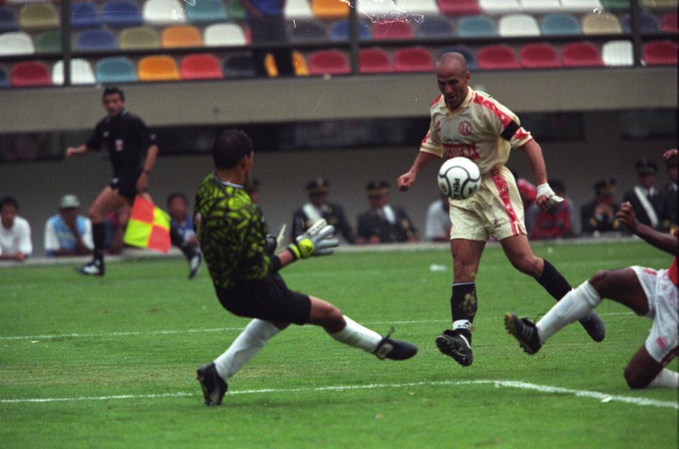 LIMA, 8 DE DICIEMBRE DE 2000
UNIVERSITARIO DE DEPORTES OBTIENE EL TRICAMPEONATO DEL FUTBOL PERUANO AL VENCER AL JUAN AURICH EN EL ESTADIO MONUMENTAL. EN LA IMAGEN GUSTAVO GRONDONA.
FOTO: DANTE PIAGGIO / EL COMERCIO