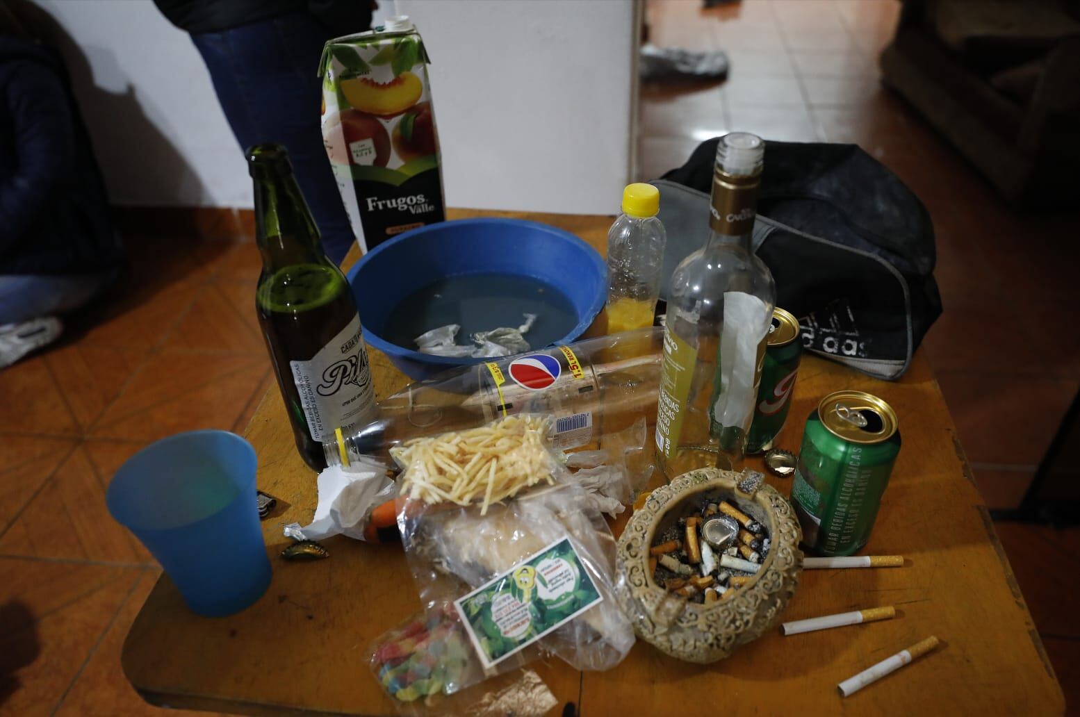 Doce venezolanos, entre ellos tres mujeres, acusados de cometer una ola de atracos a mano armada en San Juan de Miraflores y Chorrillos, fueron atrapados en una casa alquilada. Dos de ellos asaltaron y arrastraron a la ancianita Lucinda Quintana Valderrama (75), para robarle sus pertenencias. (foto: César Bueno/GEC)