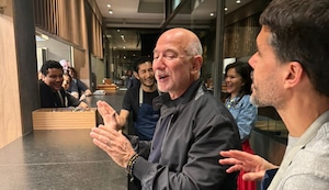 Jeff Bezos comió causa y tomó pisco sour en el Perú | VIDEO