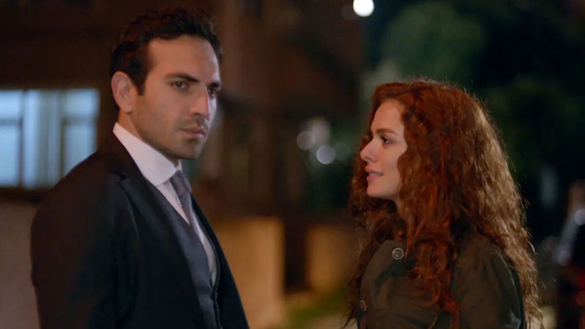 Zeynep no sabe el verdadero trabajo de su novio y un día decide acompañarlo antes que comience su turno, por lo que Fatih se ve obligado a mentirle (Foto: Süreç Film)
