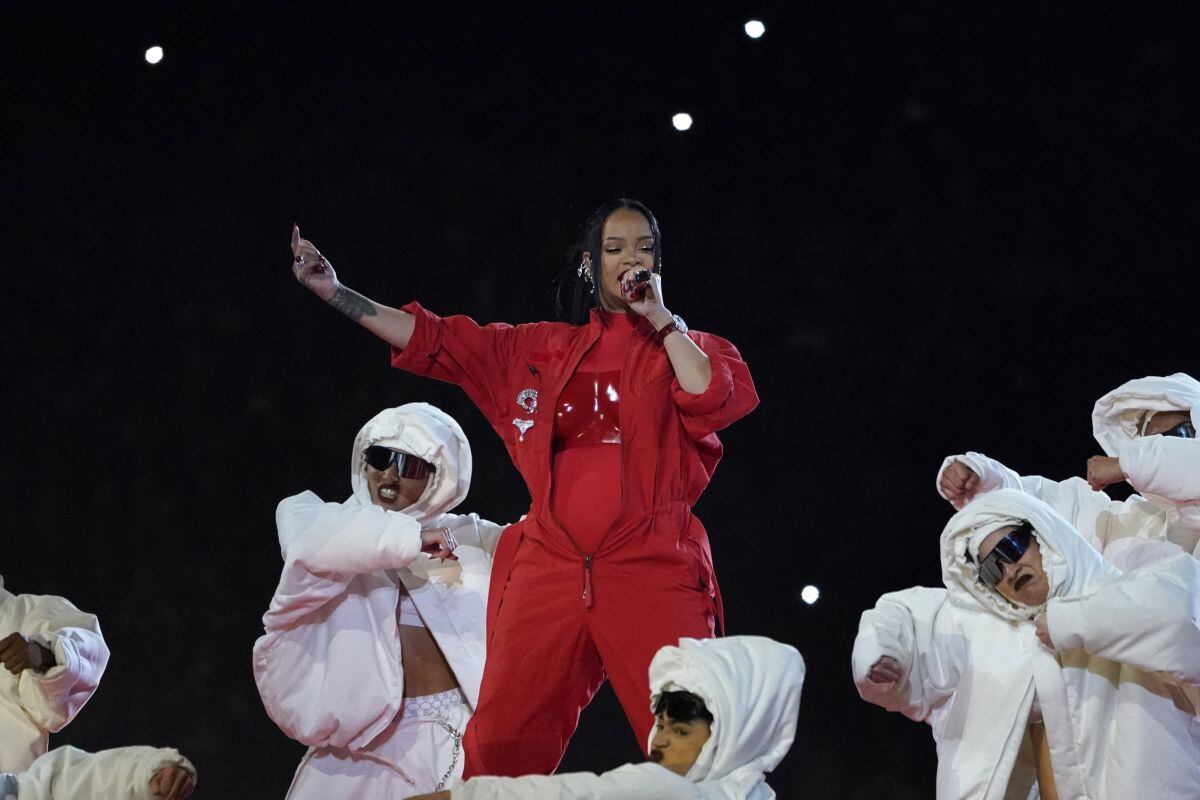 Rihanna dejó ver su viente abultado en el Super Bowl LVII (Foto: AFP)