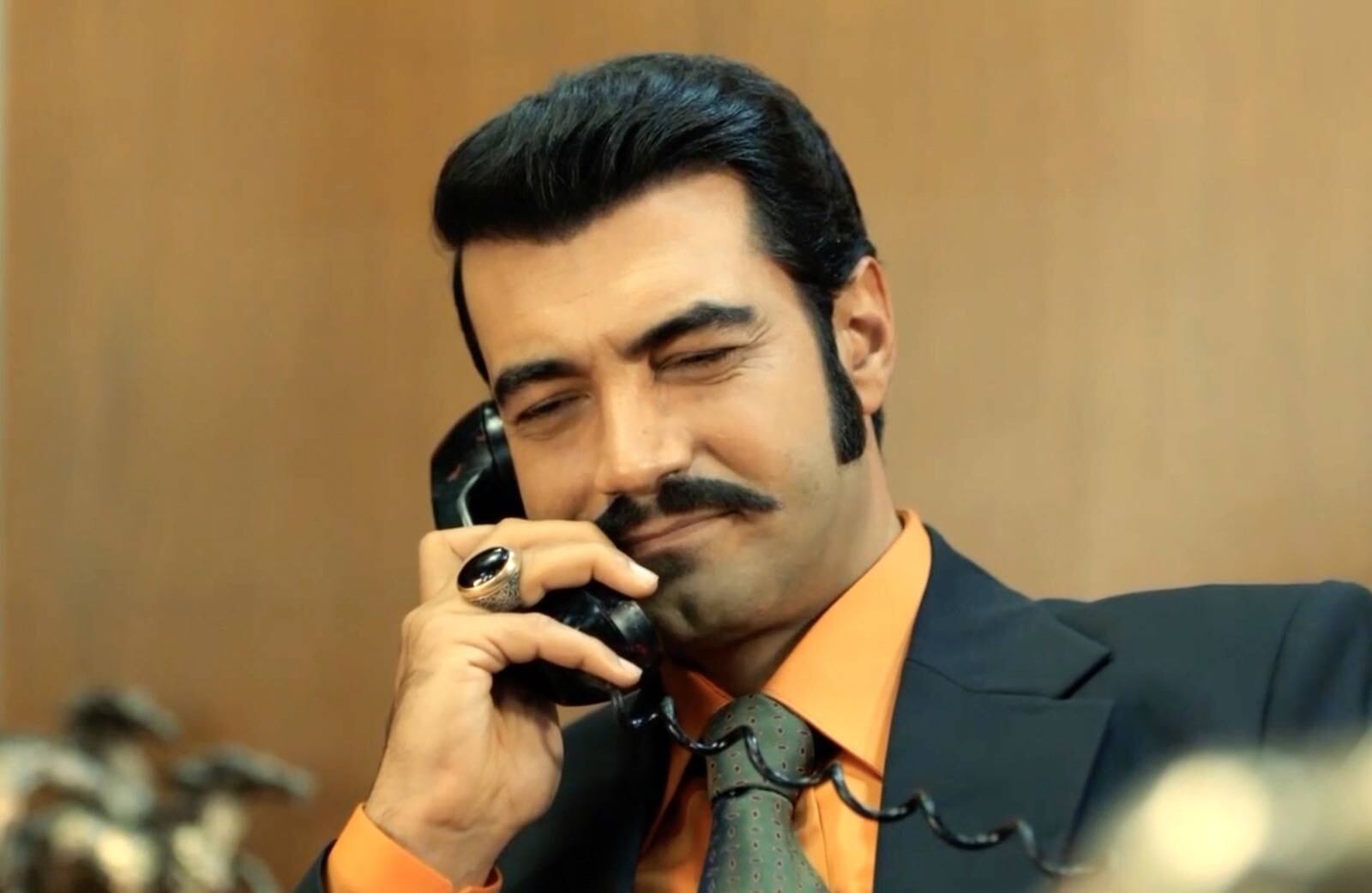 Demir conversando con Ümit por teléfono (Foto: Tims & B Productions)