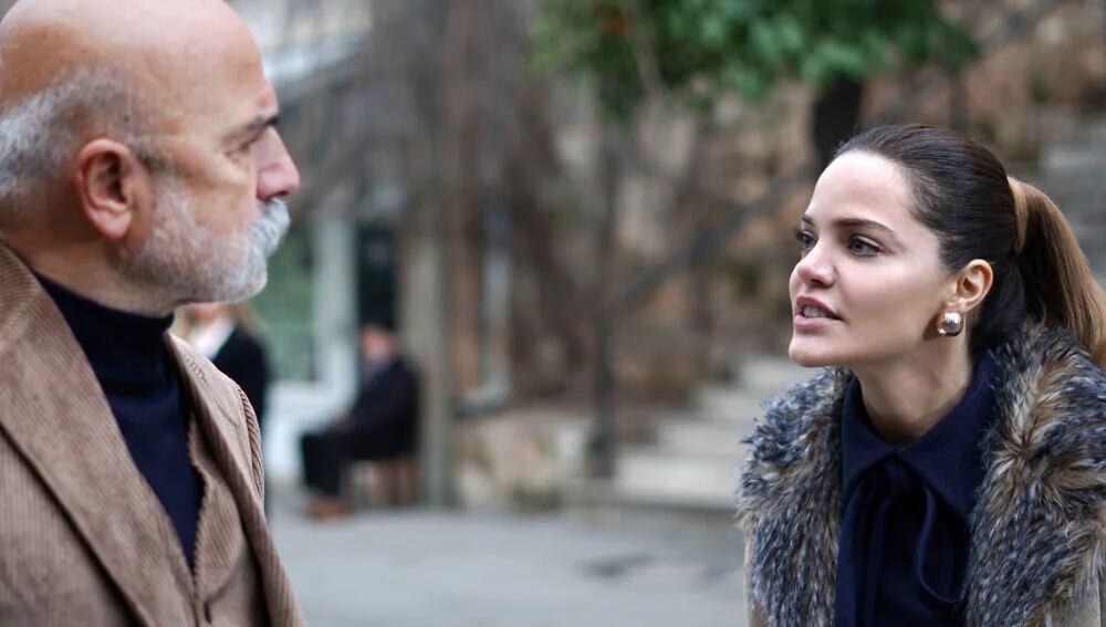 Züleyha criticando en público a Hasmet Çolak por arrasar con los pobres (Foto: Tims & B Productions)