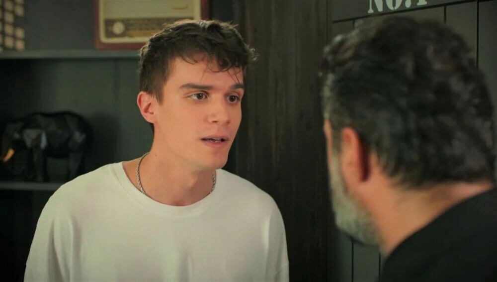 Kaan le hace una confesión a Akif en la telenovela turca "Hermanos" (Foto: NG Medya)