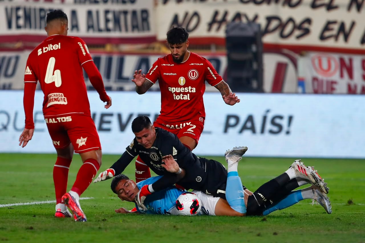Primera llegada de peligro de Sporting Cristal ante Universitario. (Foto: Fernando Sangama / @photo.gec)