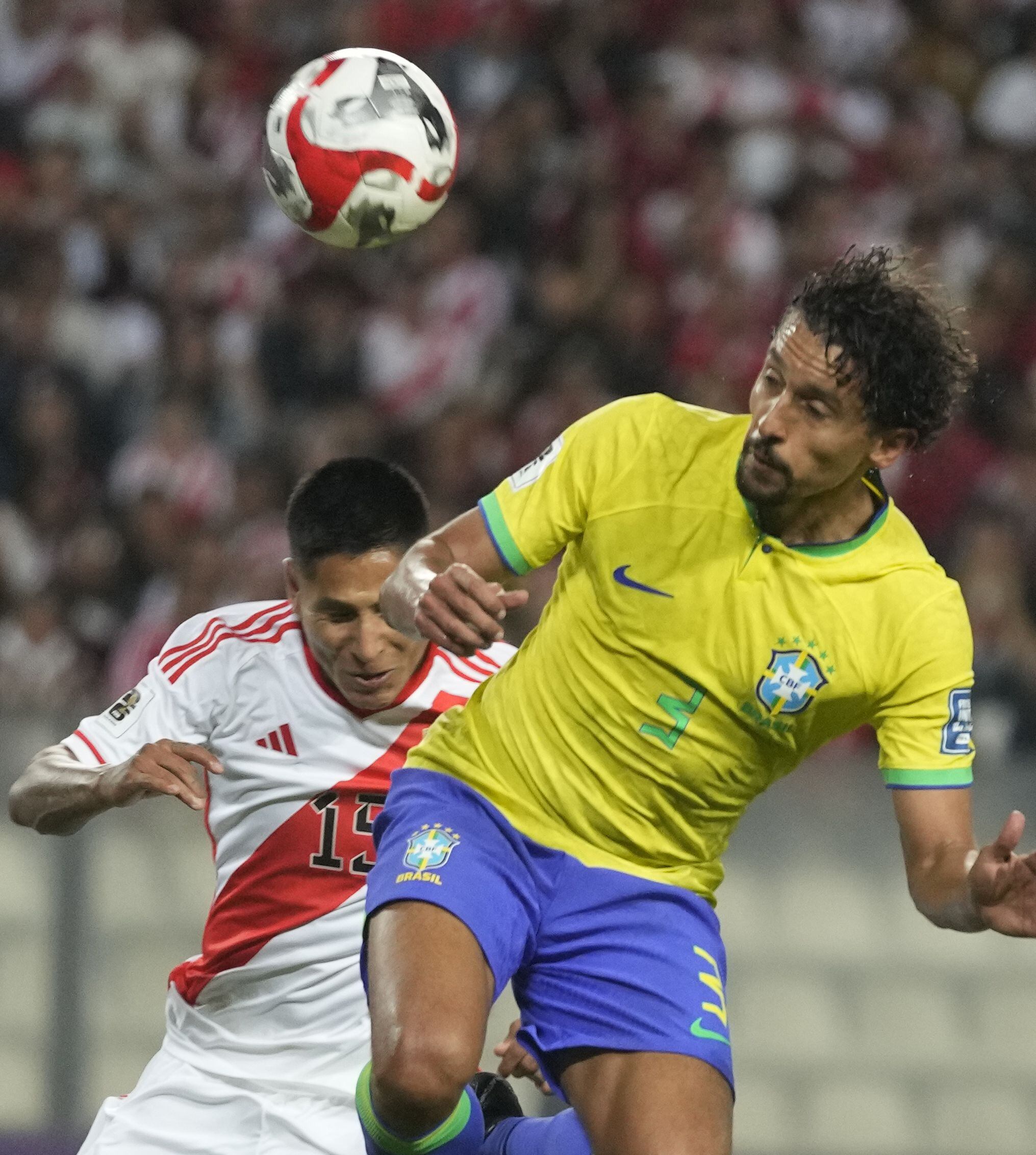 Marquinhos se adelanta a Ruidíaz y marca el único gol del partido. Foto: AP.