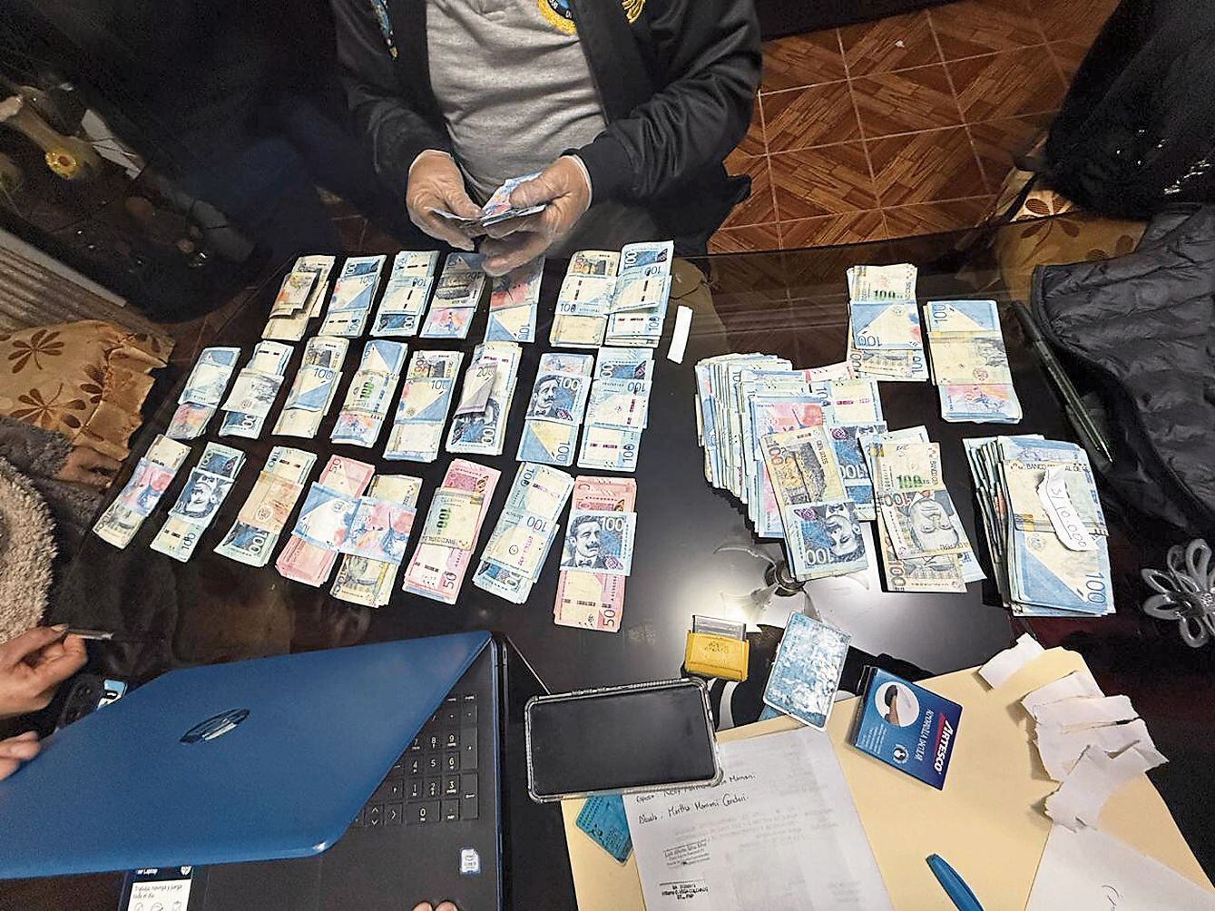 Caen ‘Los Capos’ con dinero, armas y municiones