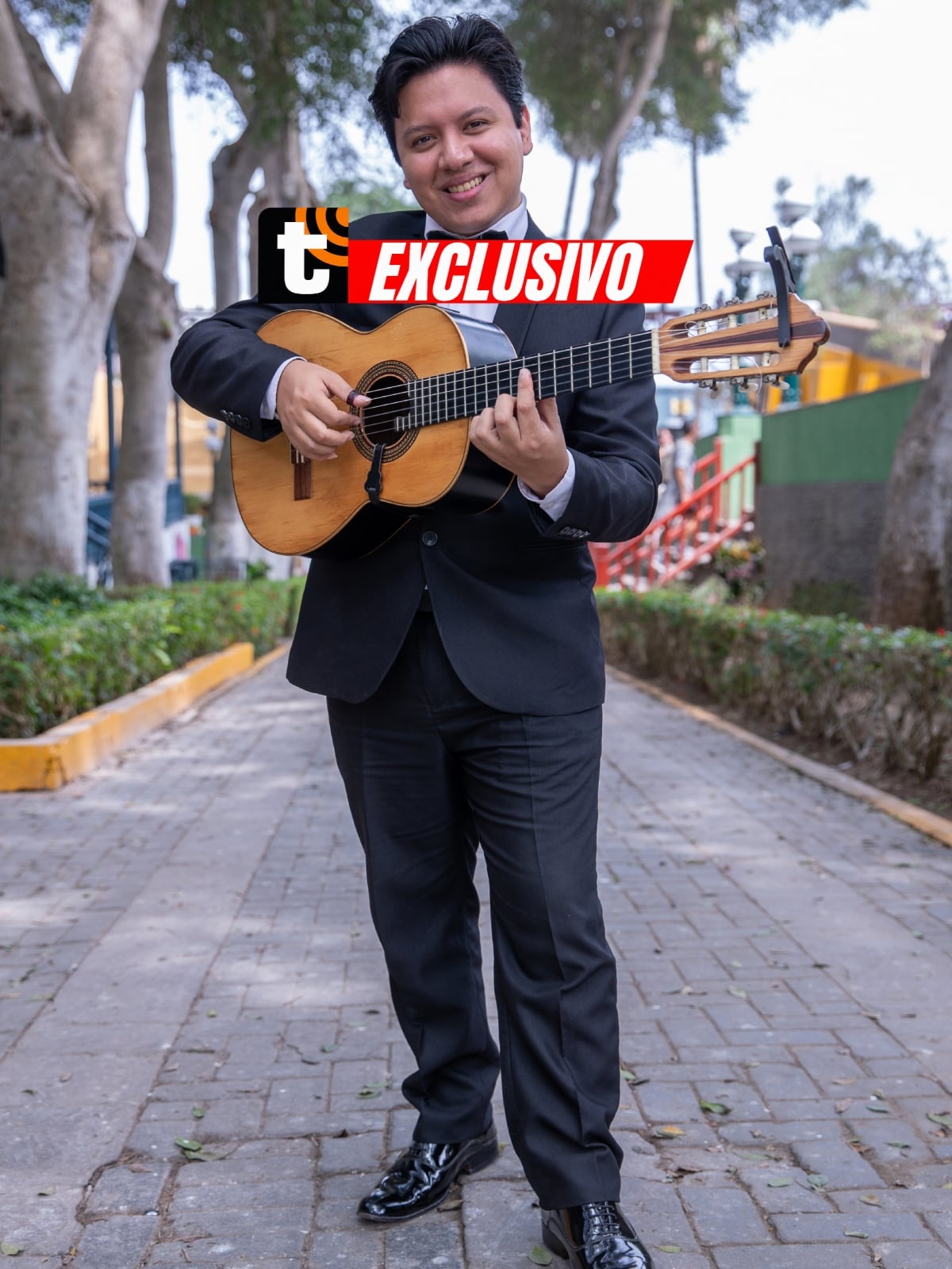 Juan Diego Cox dirige musicalmente al trío y hace suspirar con su requinto. Foto: Fernando Sangama / Trome.