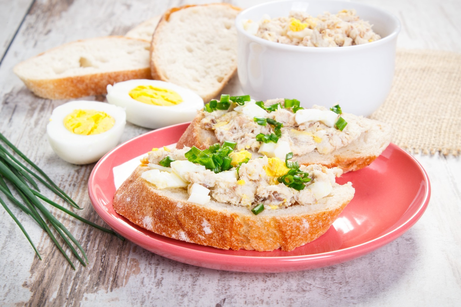 En las cocinas, hay un alimento sencillo que ha ganado su lugar en la mesa diaria: el huevo.
