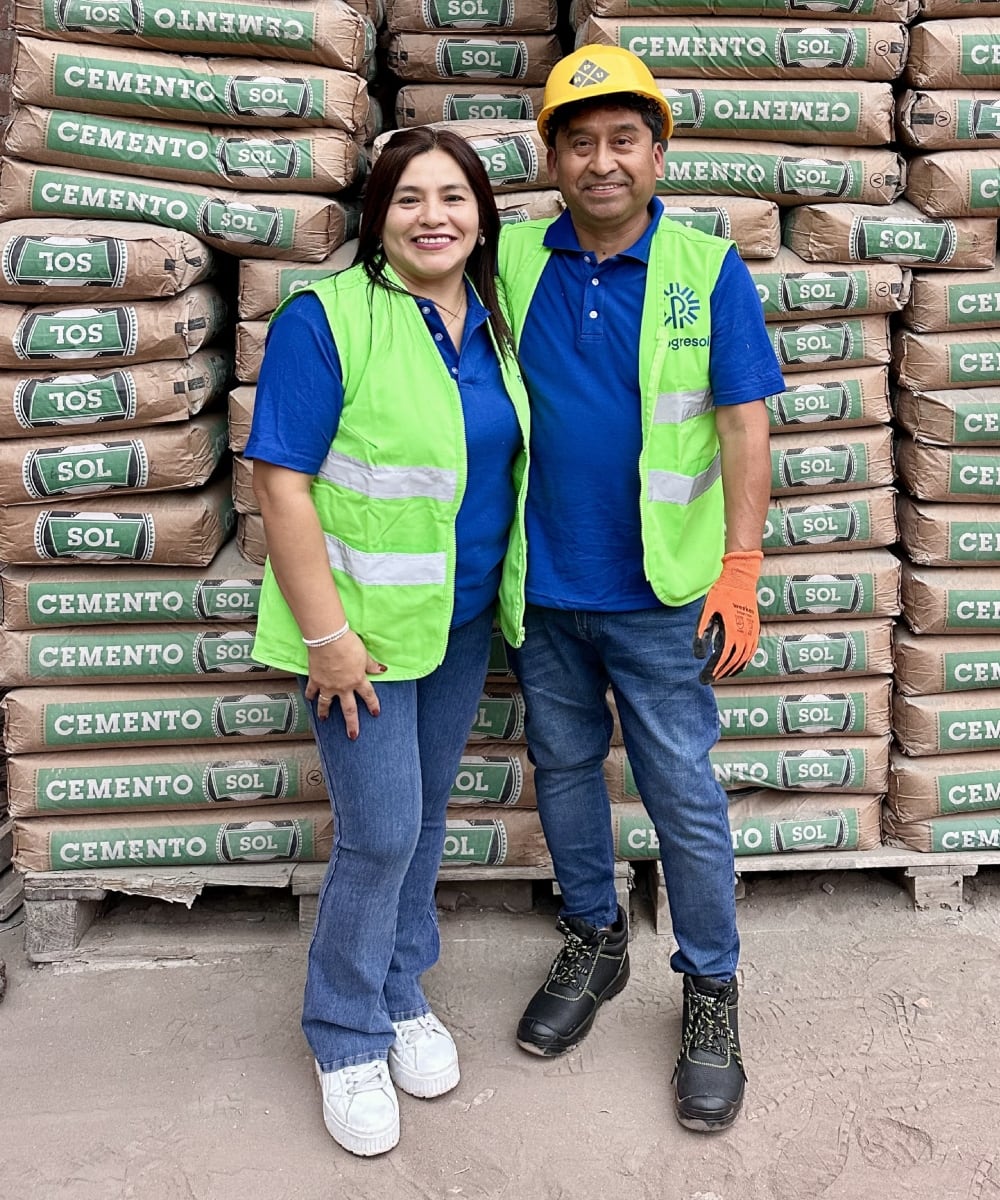 Conoce la historia de esta pareja que lleva más de 25 años trabajando juntos en su ferretería y cómo la confianza de sus clientes los convirtió en referentes de la construcción. Foto: Estefany Valladares.
