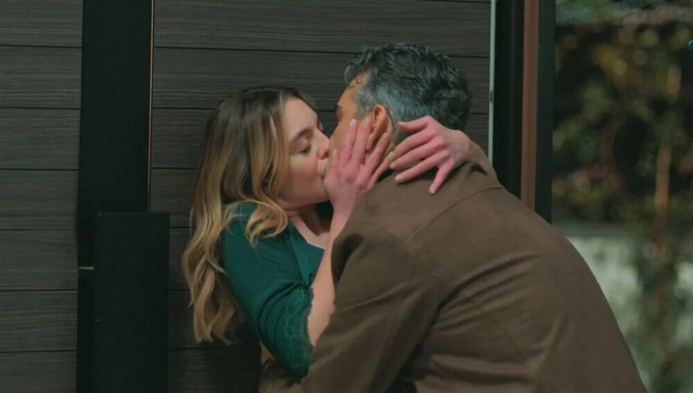 La apasionada noche de Derin y Volkan (Foto: Medyapım)