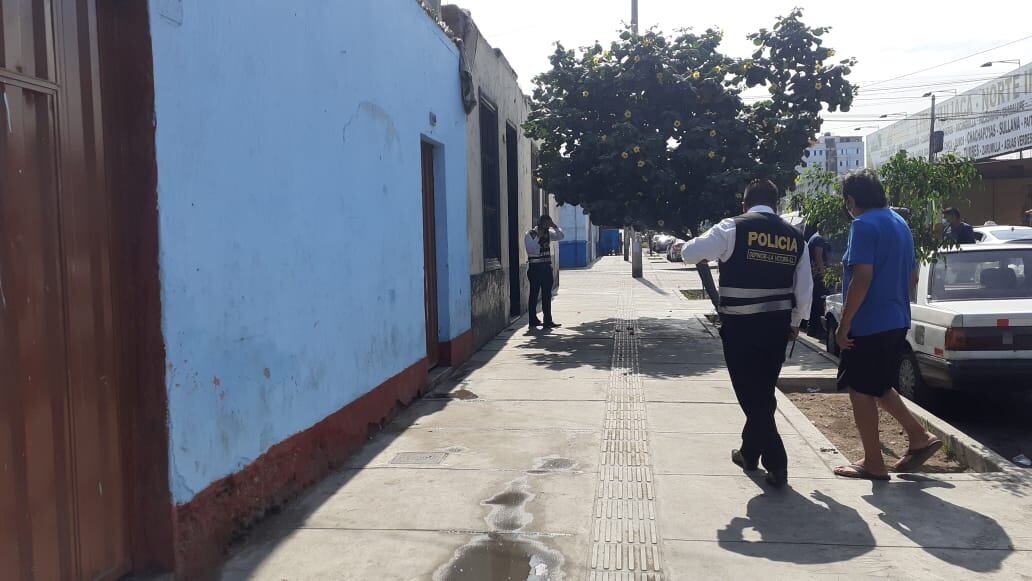 Desconocido atacó a balazos a un grupo de personas en una disputa por una bella jovencita en una fiesta 'cubanada' en la vía púbica, en La Victoria. (fotos: Mónica Rochabrum/Trome)