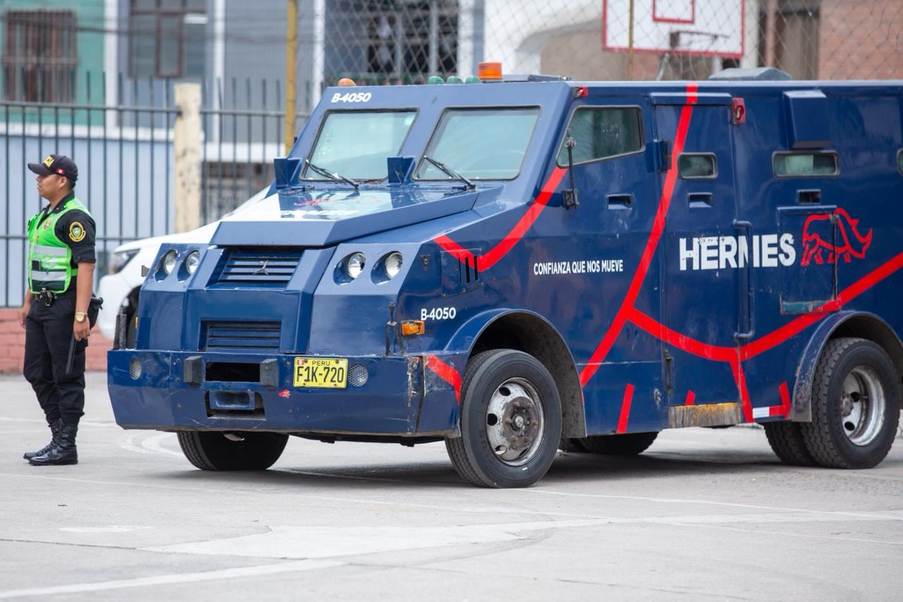 31 de diciembre de 2025 | El camión de la empresa Hermes fue llevado a la comisaría de Apolo para las investigaciones| Foto: Fernando Sangama / @photo.gec