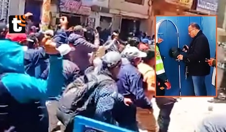 Phillip Butters es atacado con huevos y piedras tras presentarse en radio local de Juliaca