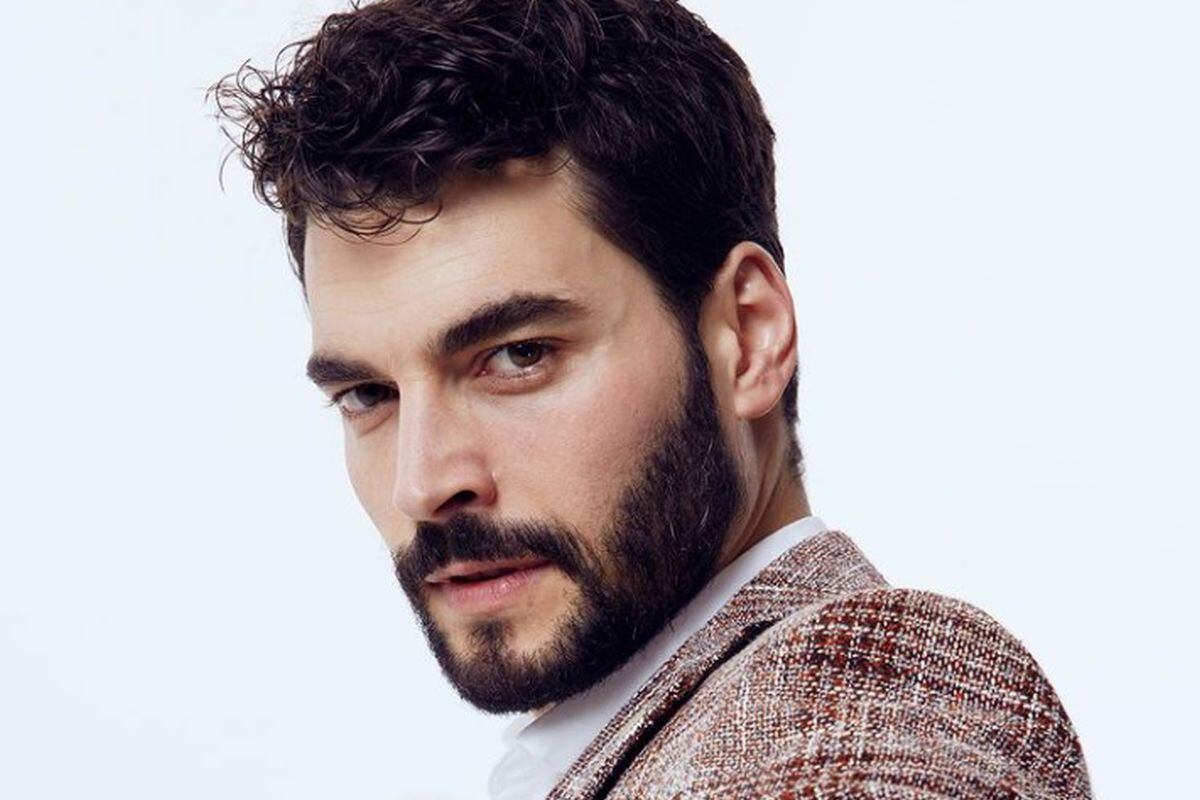 El actor Akin Akınözü en una fotografía para sus redes sociales. (Foto: Akin Akınözü / Instagram)