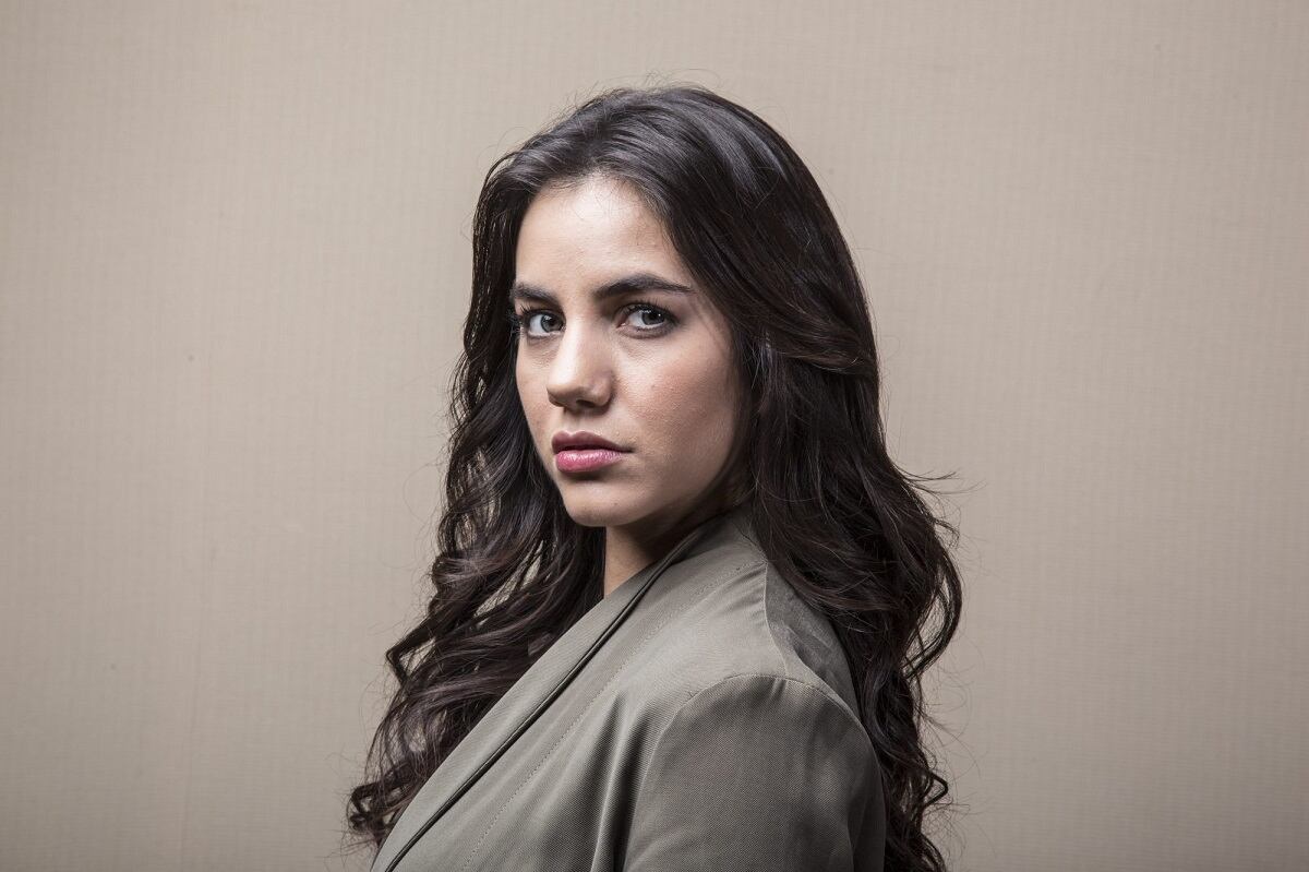 Ela Velden interpreta a Camila, la periodista de que intenta hacer un reportaje sobre Rubí (Foto: Televisa)