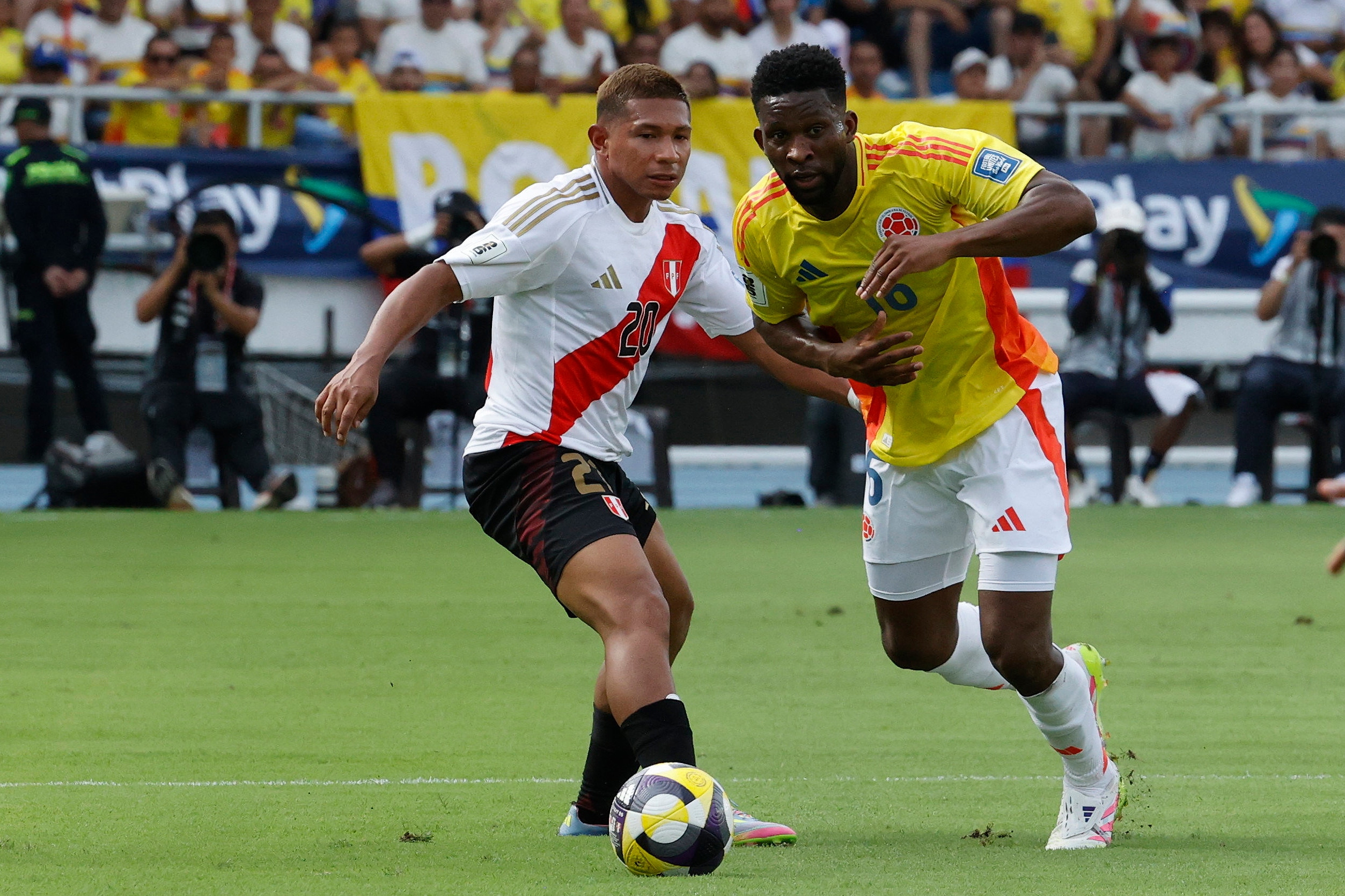 Edison Flores falló el GOL en el Perú - Colombia. (EFE)