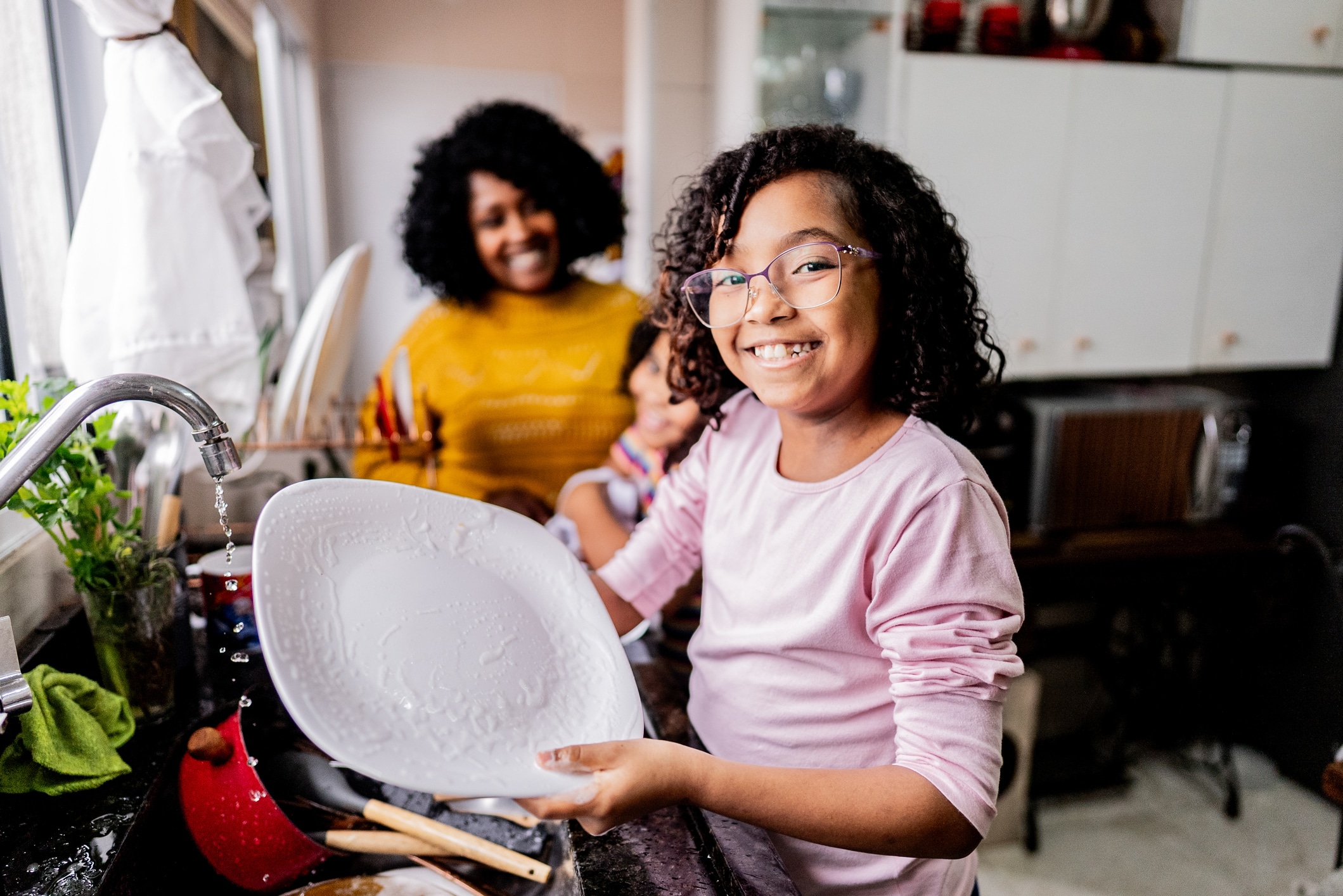 Reconocer el esfuerzo, más que el resultado, refuerza la motivación. Además, mantener estas tareas de forma constante favorece la formación de hábitos. Foto: Istock