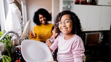 Incluir a los niños en las tareas del hogar tiene múltiples beneficios