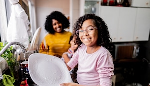 Incluir a los niños en las tareas del hogar tiene múltiples beneficios