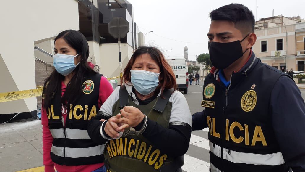 Policías de la División de Inteligencia y Homicidios de Dirincri capturaron a Kelly Rojas Paucar (32) y su pareja Miguel Ángel Cigarrostegui Cavalier (36), con una orden de requisitoria por el delito de parricidio de la hija de la mujer. (fotos: MÓNICA ROCHABRUM/TROME)