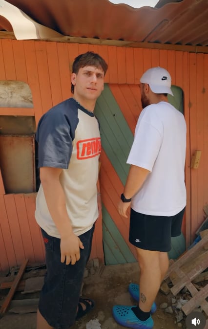 Gaspi e Ibai Llanos la vez en que visitaron a joven streamer peruano en Ventanilla. Subieron 500 escaleras.