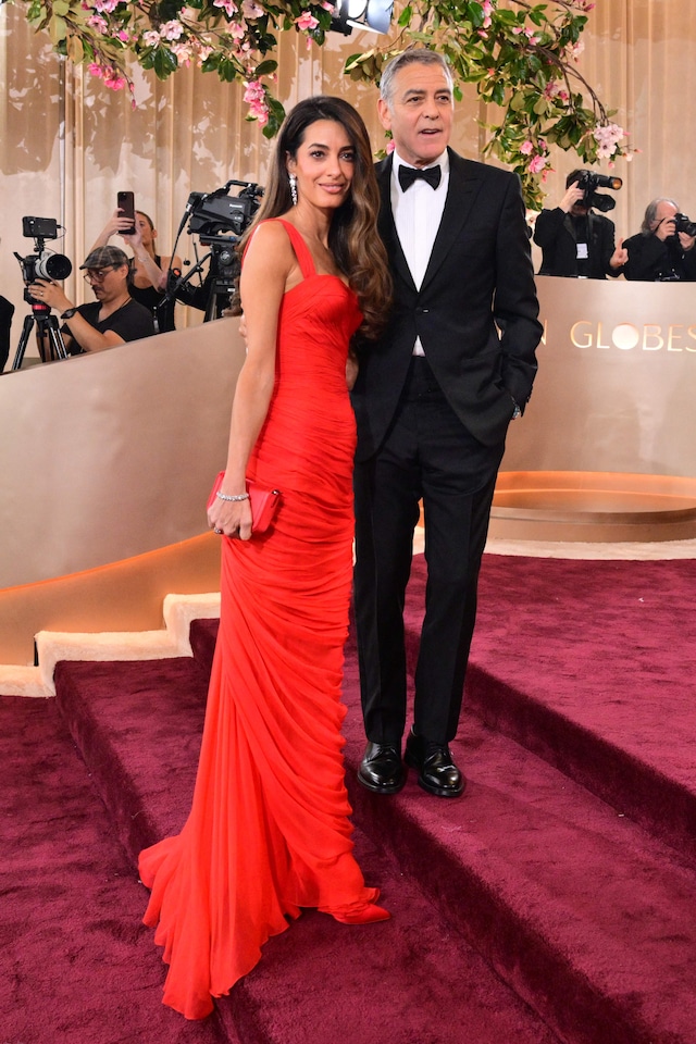 Siempre elegante George Clooney y su esposa Amal. (Photo by Frederic J. Brown / AFP)