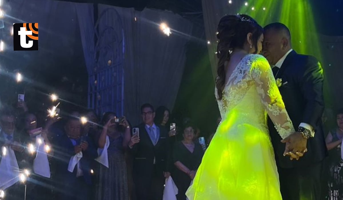 Tony Rosado y Susan Pacheco durante su boda.