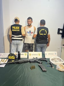 A combazos allanan ‘búnker de la droga’ y agarran a boliviano con fusil y granada