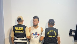 A combazos allanan ‘búnker de la droga’ y agarran a boliviano con fusil y granada