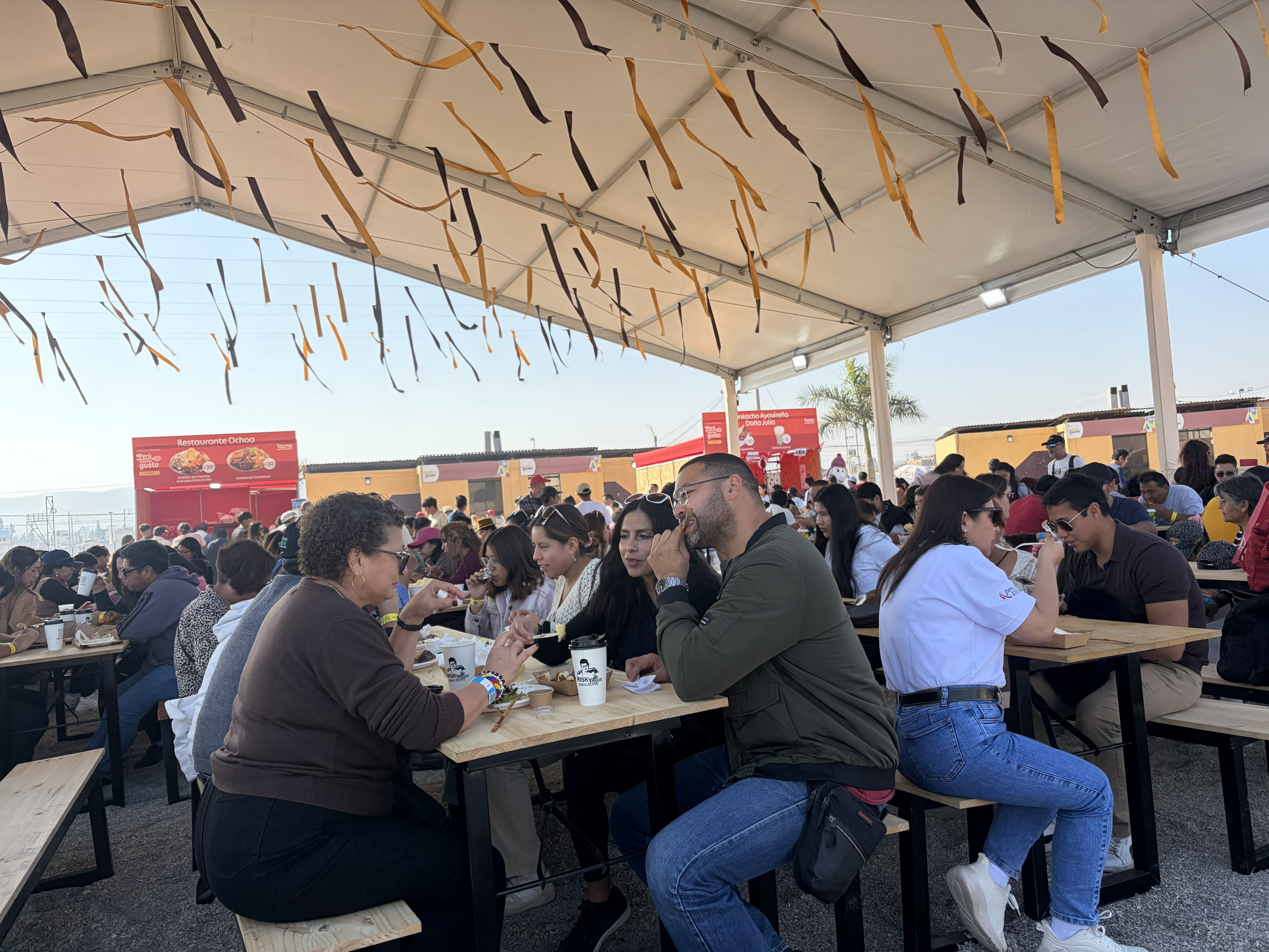 Desde las primeras horas de la jornada, miles de personas provenientes de distintas regiones del Perú, así como visitantes de Chile y Bolivia, llegaron al recinto ferial. Foto: Katty Gines.