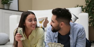 Cuando ambos conocen los ingresos, gastos y metas económicas, no tendría por qué haber conflictos. La transparencia financiera fortalece la confianza y facilita la toma de decisiones en conjunto. Foto: Istock