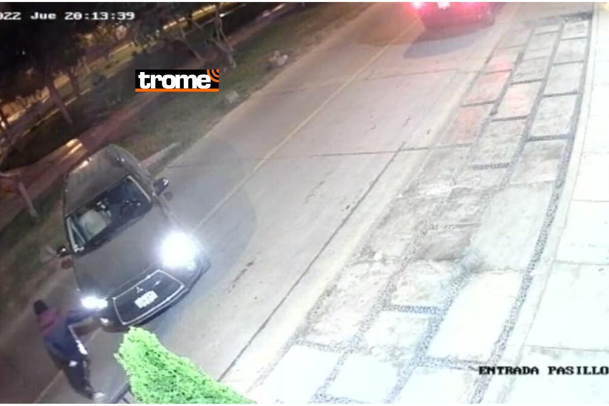 La cámara grabó el momento en que dos delincuentes sacaron a una familia de su vehículo y se lo llevaron con rumbo desconocido.