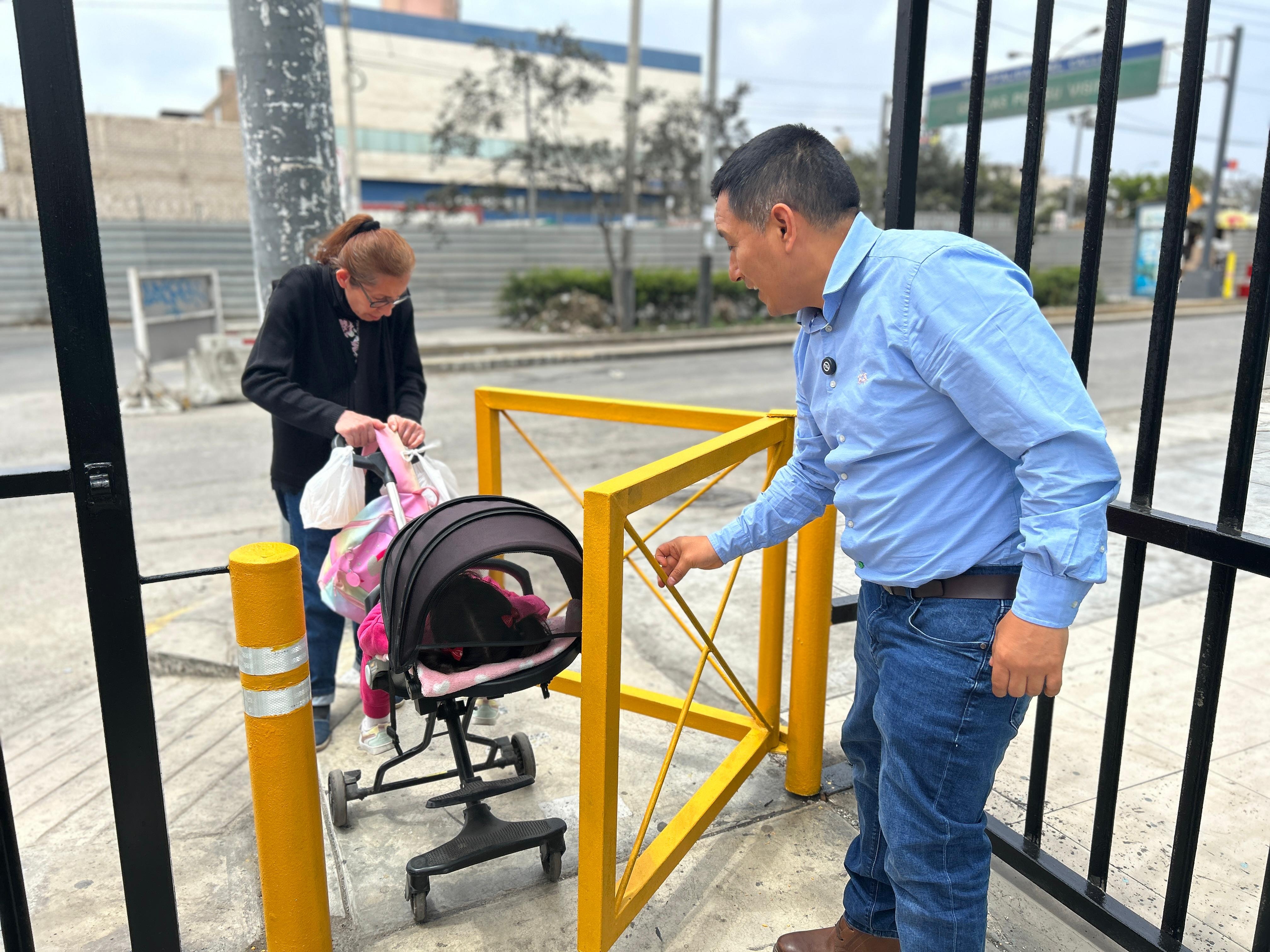 Estos dispositivos permiten el paso de peatones, sillas de ruedas, bicicletas y coches, mientras impiden el acceso a motos.