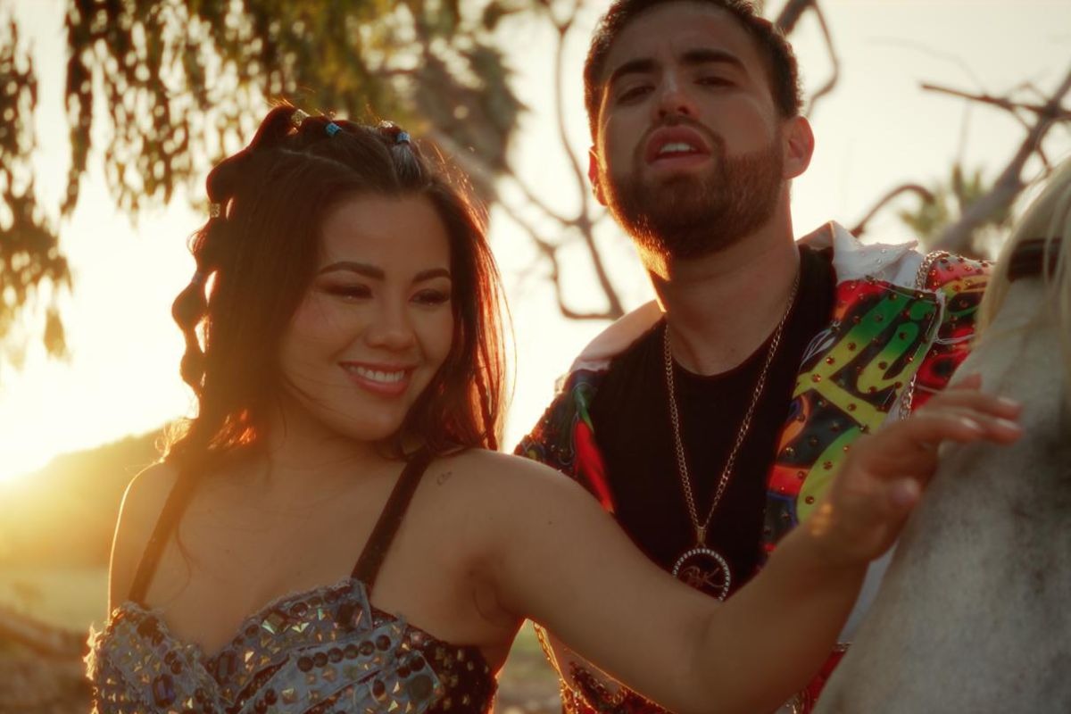 Los cantantes Estrella Torres y César BK.