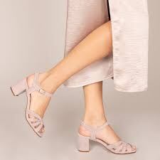 Con taco ancho, las sandalias se lucen.