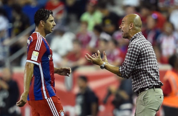 Pep Guardiola coincidió con Claudio Pizarro en sus dos primeras temporadas cono entrenador del Bayern. (Foto: Getty Images)