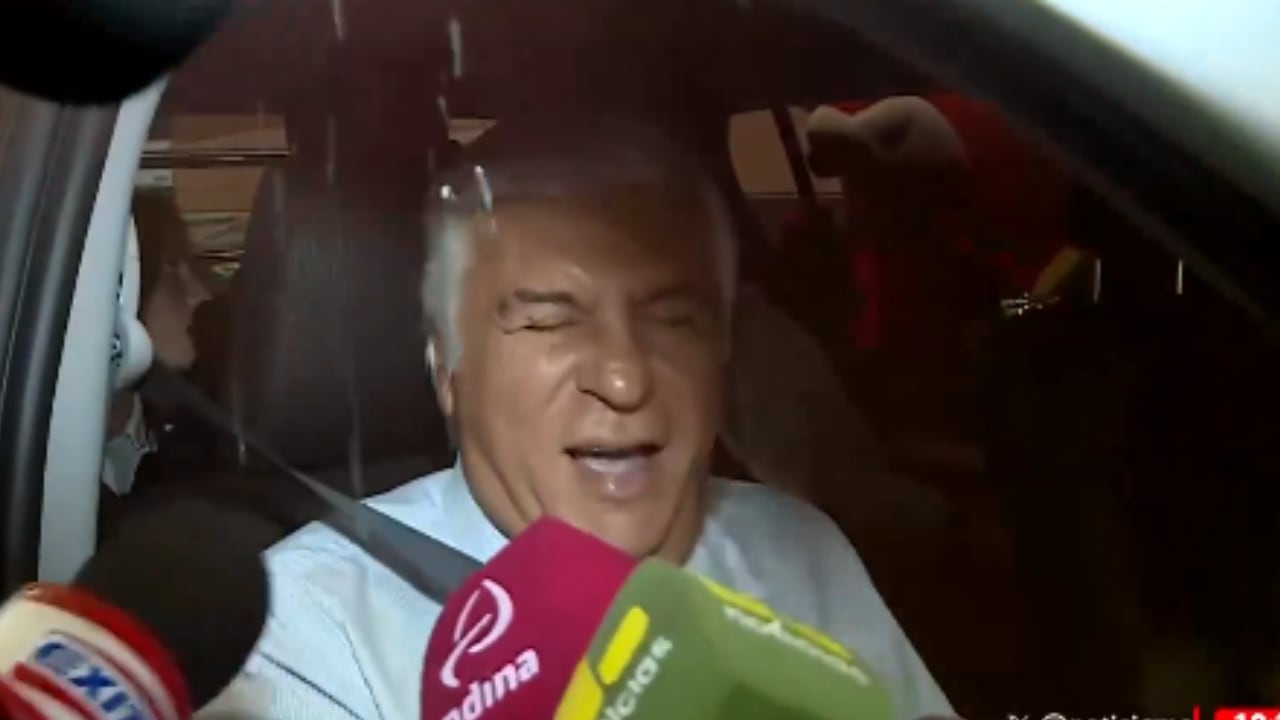 Fernando Olivera fue agredido por militantes del APRA con agua e insultos antes de iniciar el debate presidencial. Foto: Captura de América TV.