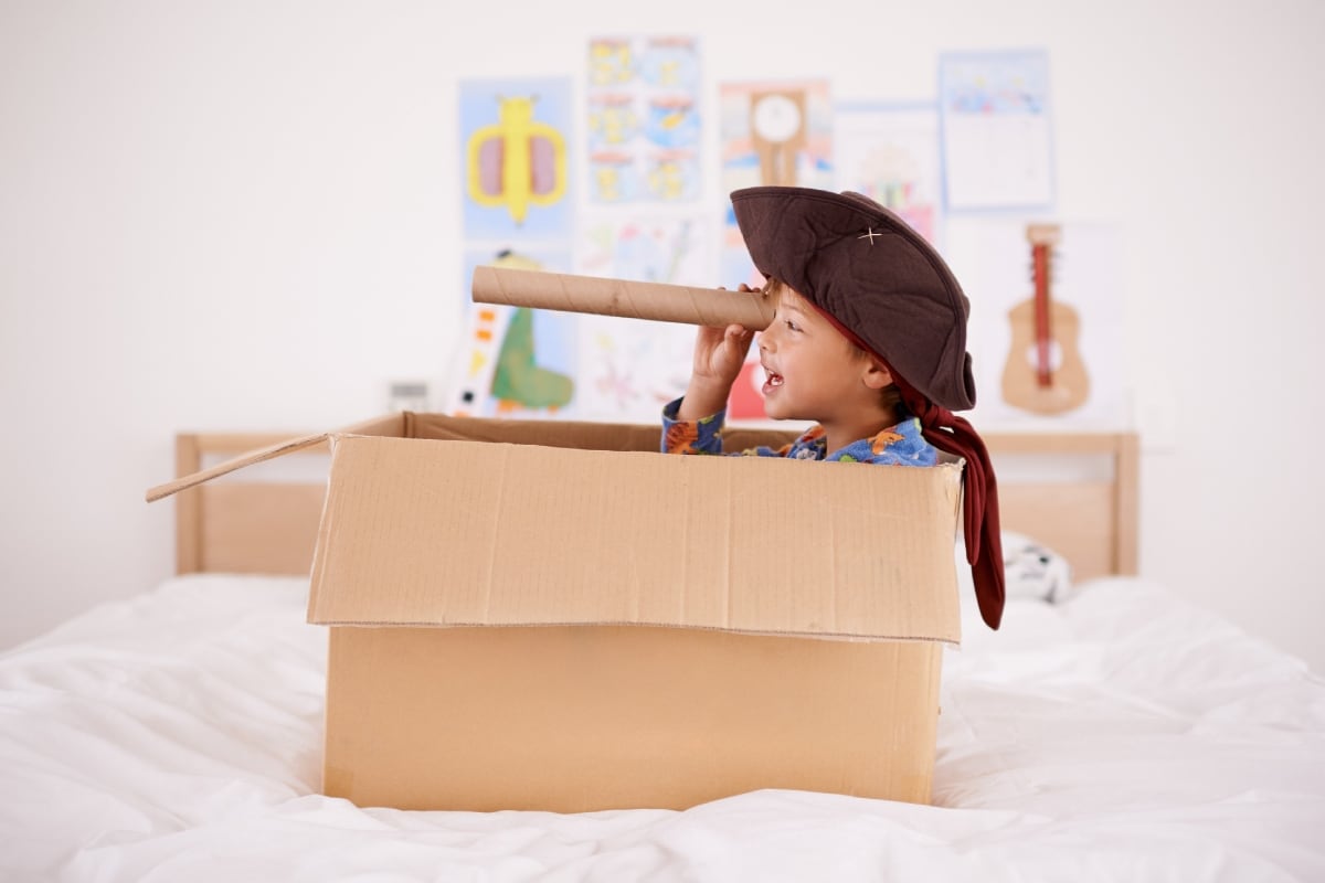 Estimular la imaginación en los niños fortalece su desarrollo cerebral, la gestión emocional y la resolución de conflictos. Foto: Istock.