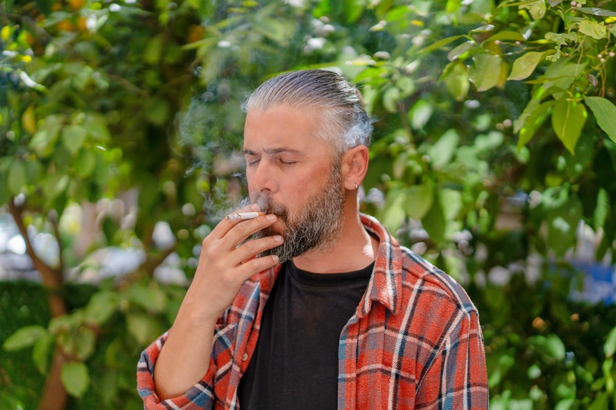 El cigarro es la causa principal de infartos en adultos jóvenes. La cardióloga advierte que no importa la cantidad de cigarros que fumes, el daño ya está hecho. Foto: Istock.