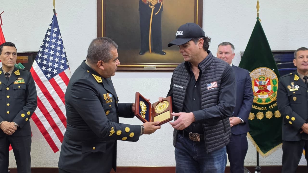 Jefe de Policía, general Óscar Arriola, junto al embajador de los Estados Unidos Bernie Navarro.(@PNP_Noticias)
